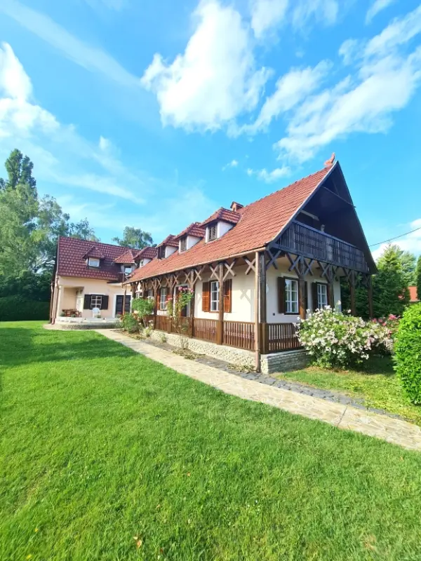 Eladó családi ház, Balatonmáriafürdő 8 szoba 220 m² 100.57 M Ft