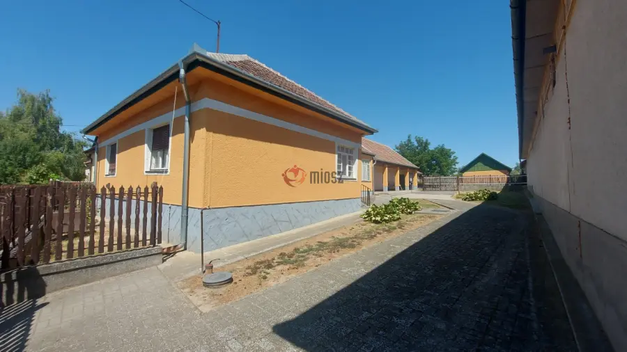 eladó családi ház, Dány