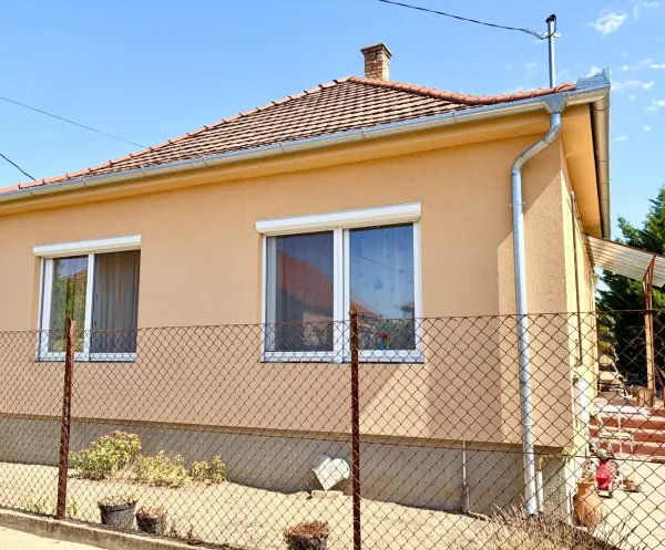 Eladó családi ház, Fót 3 szoba 60 m² 99.9 M Ft