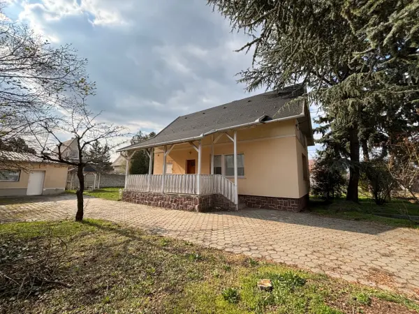 Eladó családi ház, Komárom 3+1 szoba 80 m² 64 M Ft