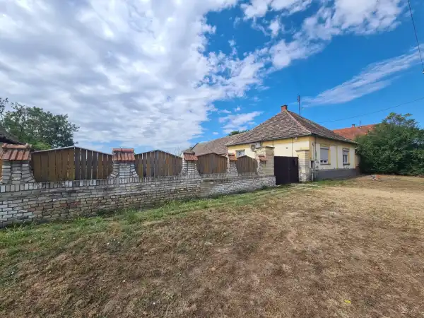Eladó családi ház, Madaras 3 szoba 100 m² 11.9 M Ft