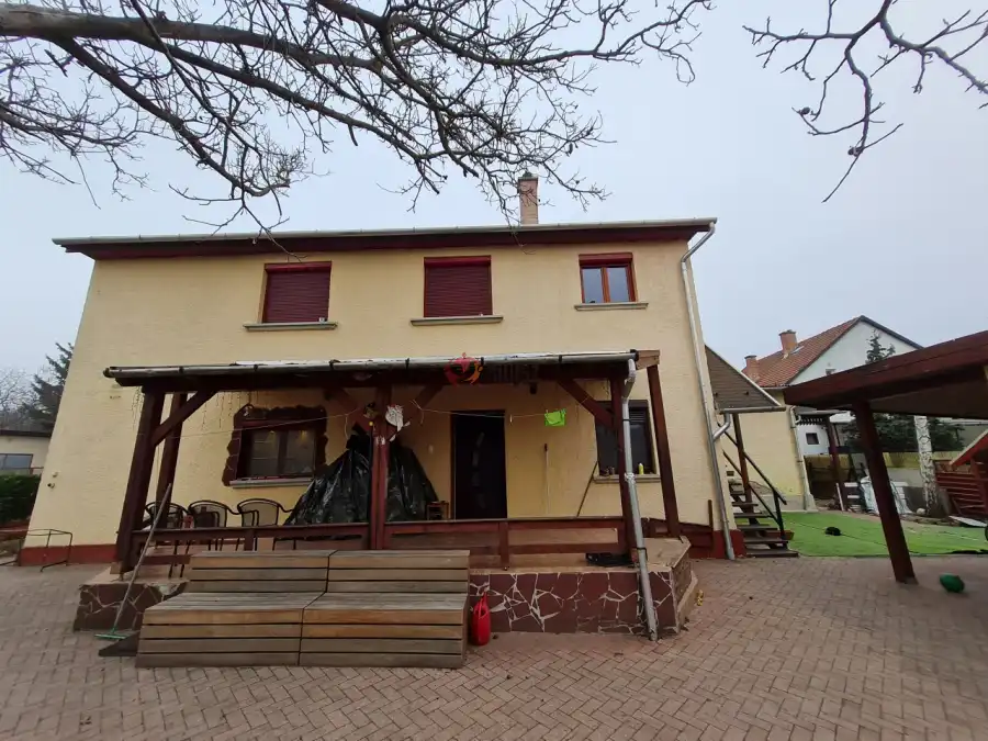 eladó családi ház, Pécel