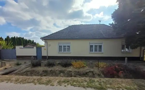 Eladó családi ház, Sükösd 3 szoba 89 m² 18.5 M Ft Eladó családi ház, Sükösd 3 szoba 89 m² 18.5 M Ft