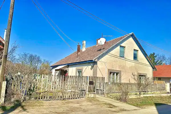 Eladó családi ház, Szentlőrinckáta 6 szoba 204 m² 28.49 M Ft