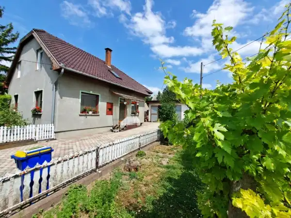 Eladó családi ház, Szigetszentmárton 4+2 szoba 173 m² 90 M Ft