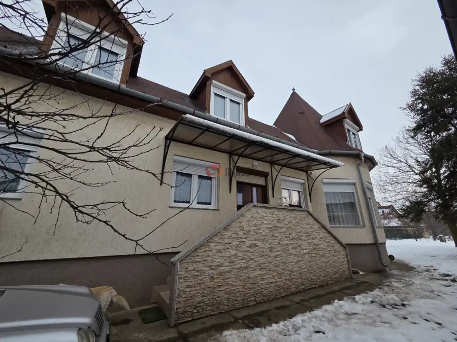 eladó családi ház, Tura