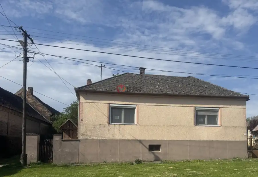 eladó családi ház, Versend