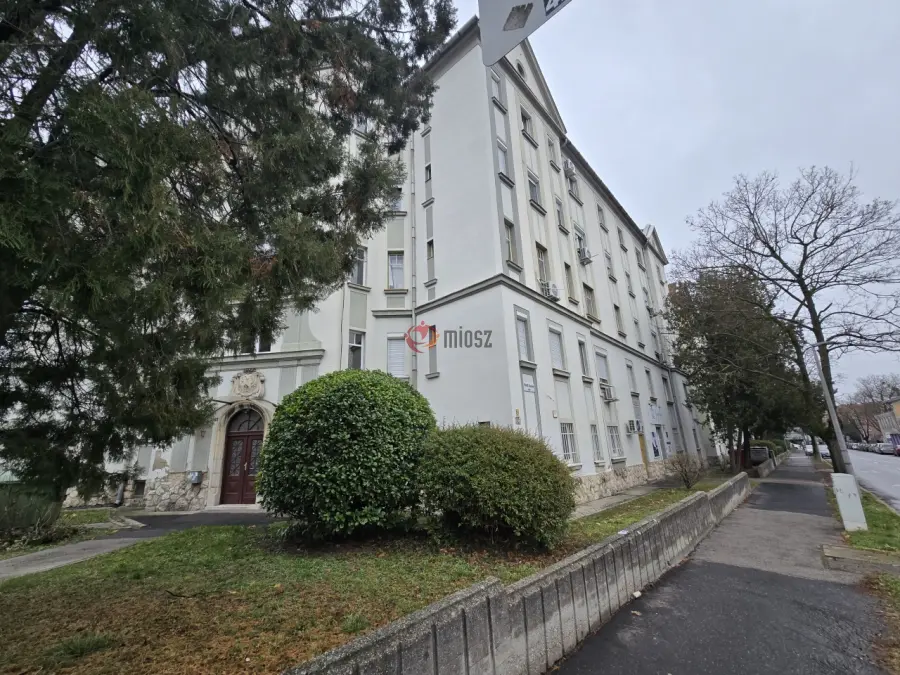 eladó téglalakás, Pécs