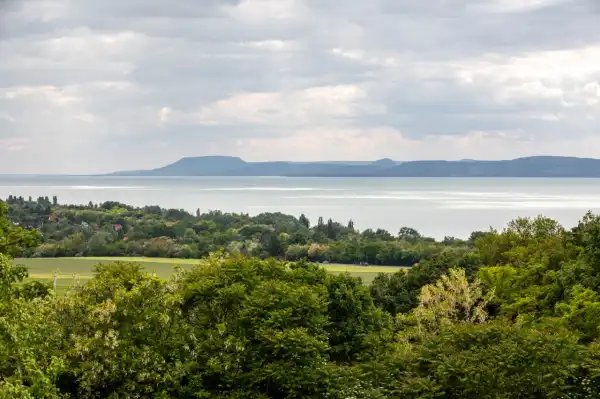 Eladó újszerű családi ház, Balatonföldvár 7+2 szoba 447 m² 350 M Ft