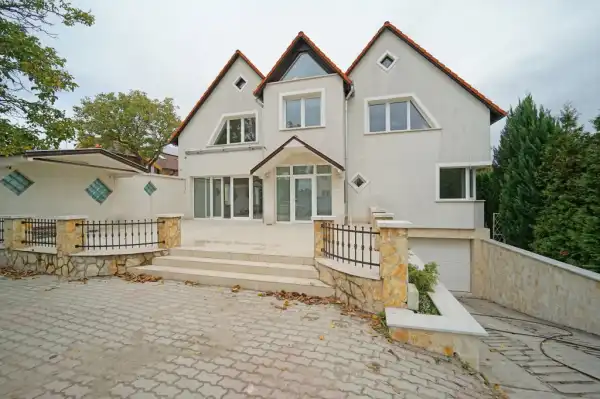 Eladó újszerű családi ház, Budapest, XVII. kerület 9 szoba 523 m² 220 M Ft