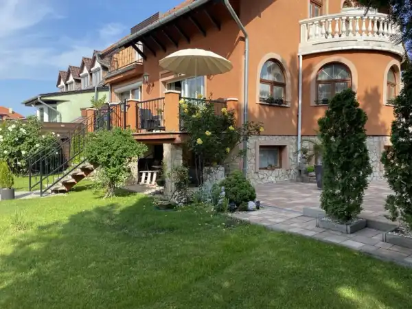 Eladó újszerű családi ház, Budapest, XX. kerület 7 szoba 247 m² 199 M Ft