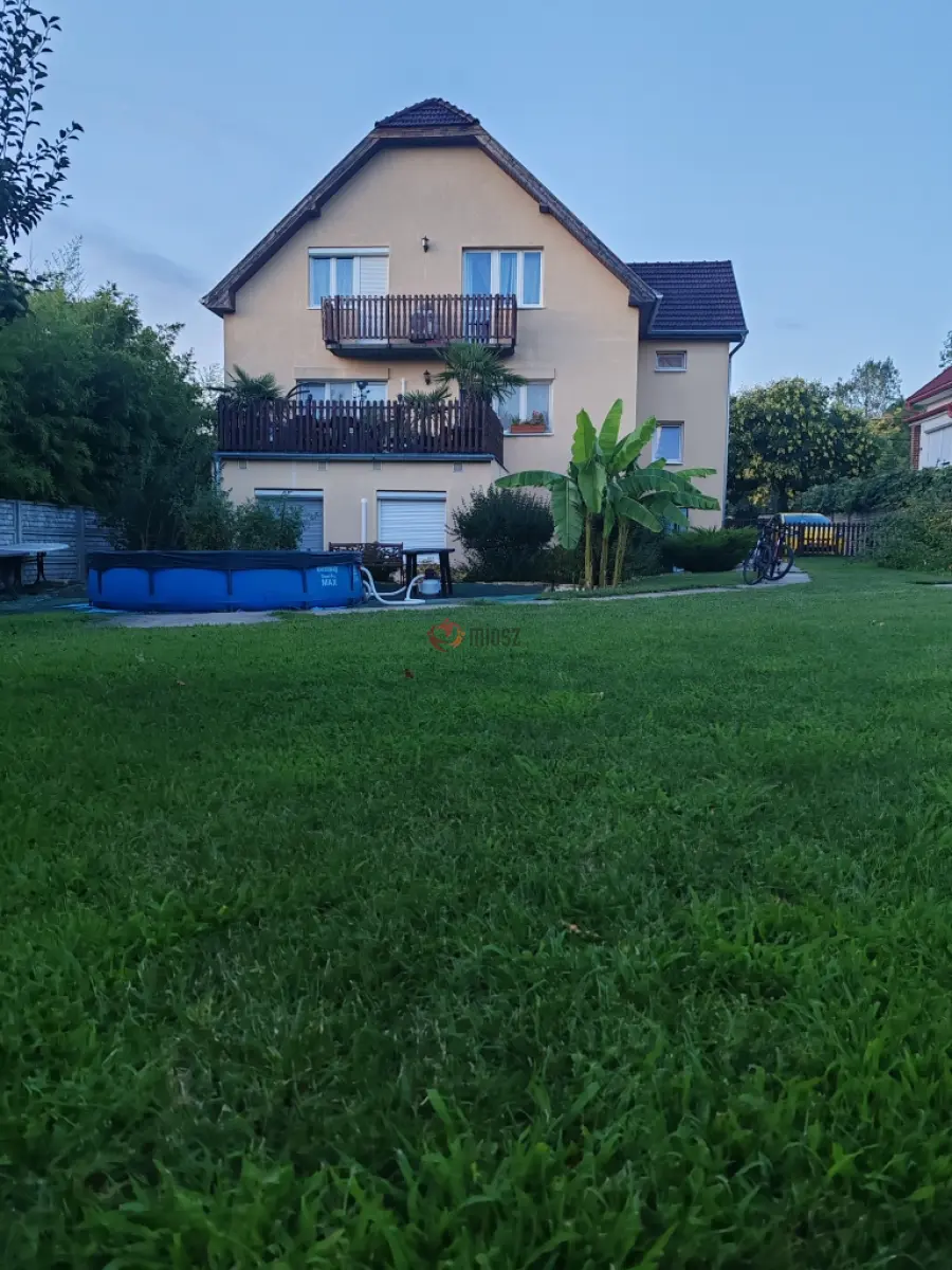 eladó újszerű családi ház, Csömör