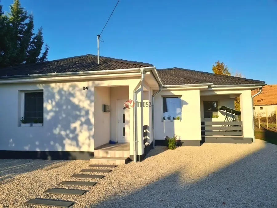 eladó újszerű családi ház, Ercsi