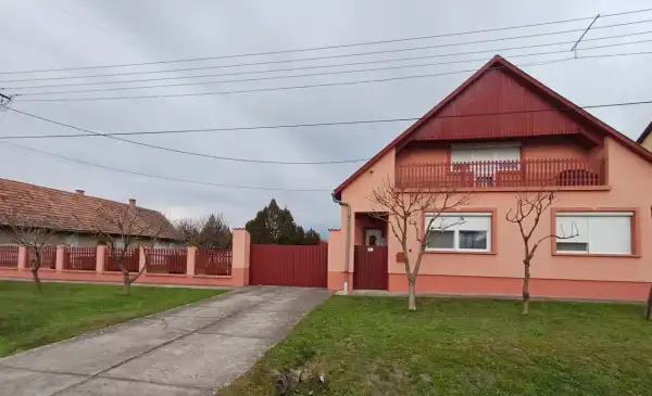 Eladó újszerű családi ház, Érsekcsanád 10+1 szoba 345 m² 150 M Ft