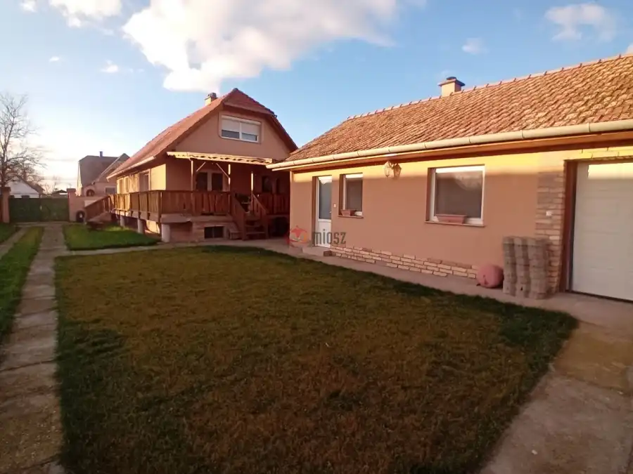 eladó újszerű családi ház, Érsekcsanád