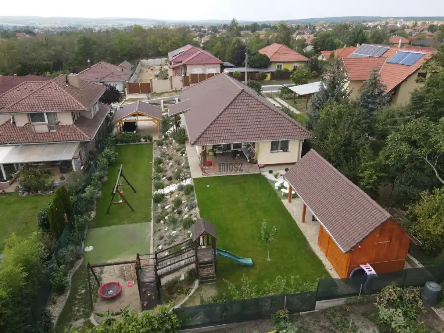eladó újszerű családi ház, Isaszeg