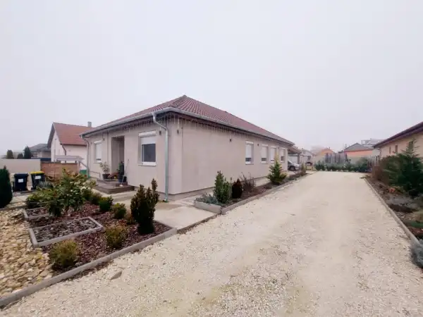 Eladó újszerű családi ház, Kakucs 5 szoba 128 m² 108.9 M Ft