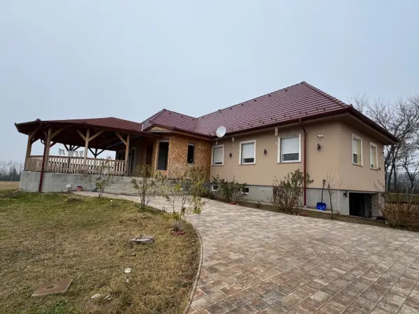 Eladó újszerű családi ház, Kecskemét 5 szoba 145 m² 138.5 M Ft