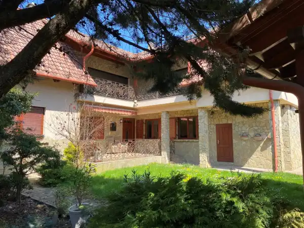 Eladó újszerű családi ház, Komárom 6 szoba 230 m² 175 M Ft