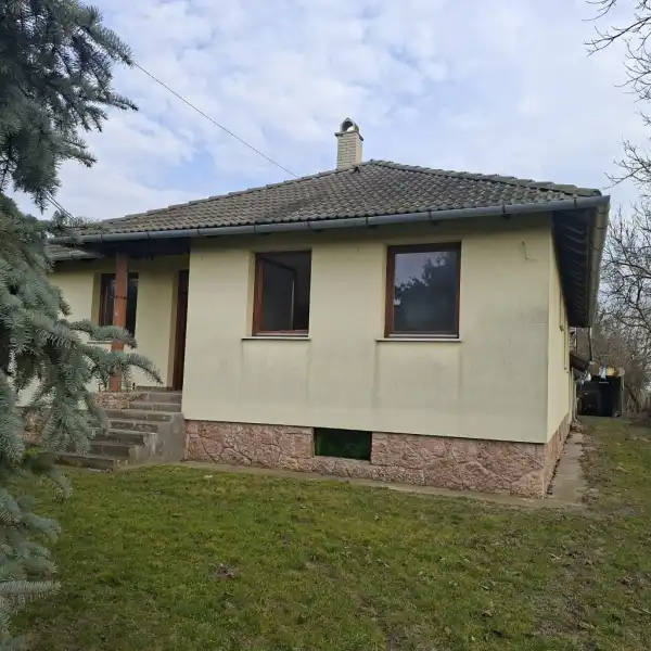 Eladó újszerű családi ház, Nagyigmánd 3+1 szoba 394 m² 190 M Ft