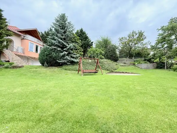 Eladó újszerű családi ház, Szentendre 10 szoba 320 m² 329 M Ft