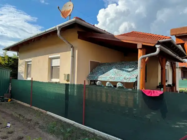 Eladó újszerű családi ház, Tököl 2+2 szoba 77 m² 85 M Ft