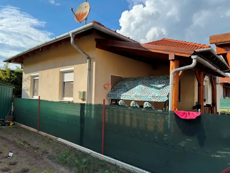 eladó újszerű családi ház, Tököl