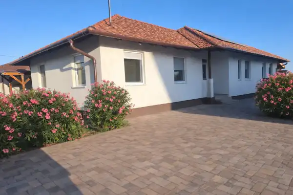 Eladó újszerű családi ház, Tököl 4+1 szoba 147 m² 135 M Ft