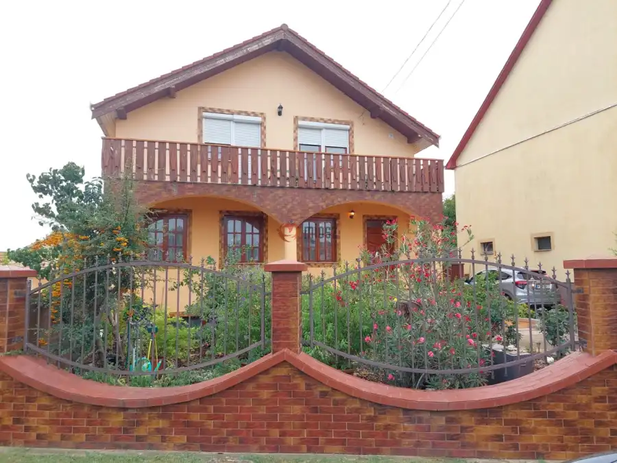 eladó újszerű családi ház, Újfehértó