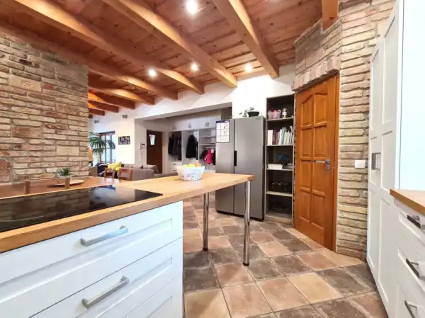 Eladó újszerű családi ház, Vál 5 szoba 167 m² 119 M Ft