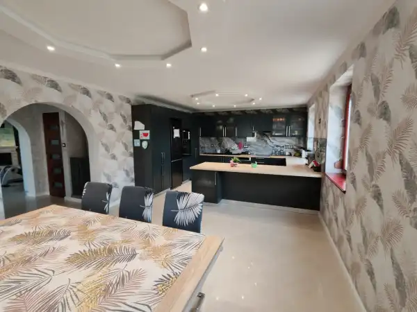 Eladó újszerű családi ház, Vaskút 7 szoba 272 m² 110 M Ft