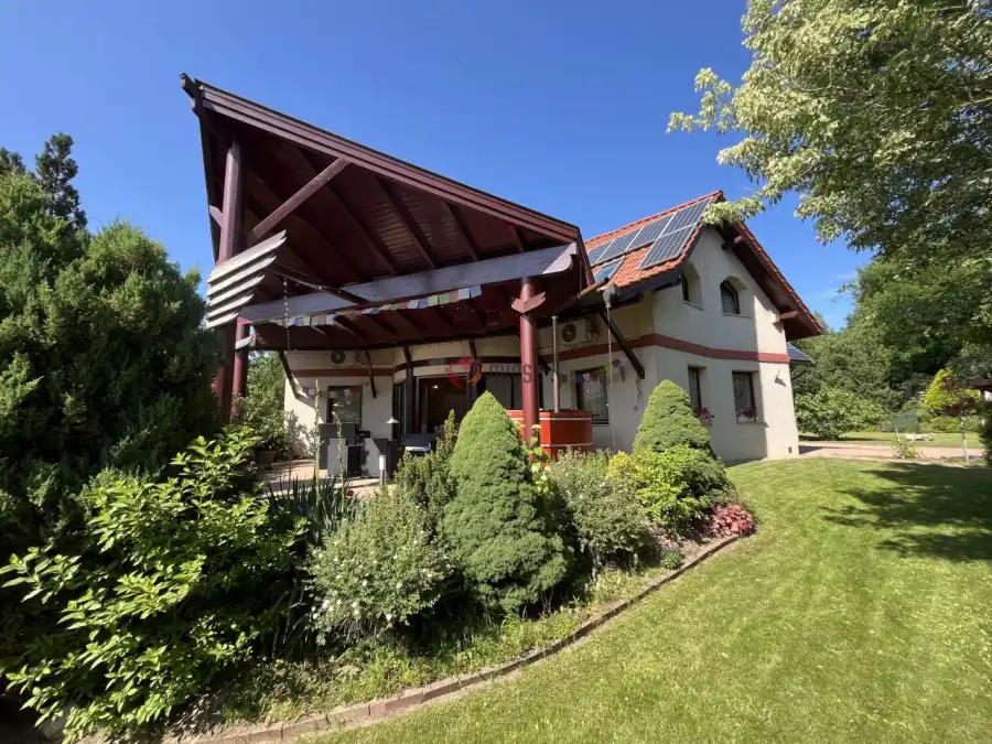 eladó újszerű családi ház, Veresegyház