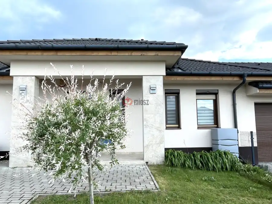 eladó újszerű ikerház, Páty