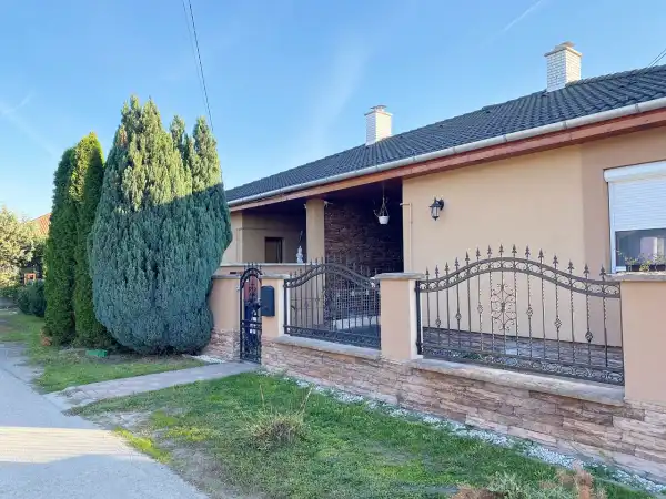 Eladó újszerű ikerház, Pécel 3+1 szoba 91 m² 114.9 M Ft Eladó újszerű ikerház, Pécel 3+1 szoba 91 m² 114.9 M Ft