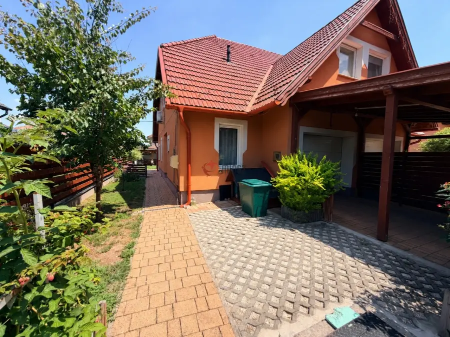 eladó újszerű ikerház, Üllő