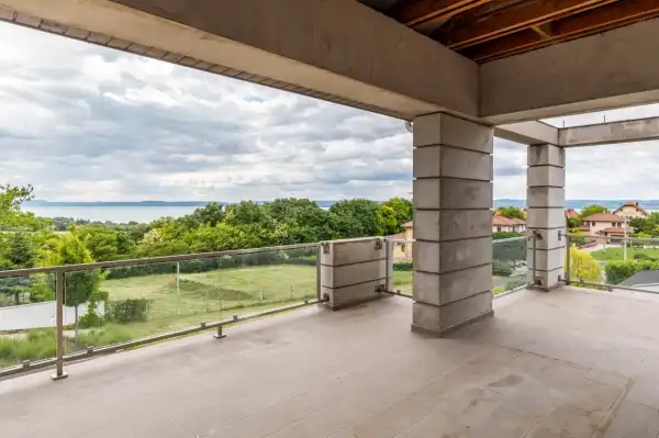 Eladó újszerű nyaraló, Balatonföldvár 7+2 szoba 447 m² 350 M Ft