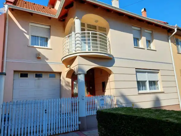 Eladó újszerű sorház, Balmazújváros 5 szoba 199 m² 94.8 M Ft Eladó újszerű sorház, Balmazújváros 5 szoba 199 m² 94.8 M Ft