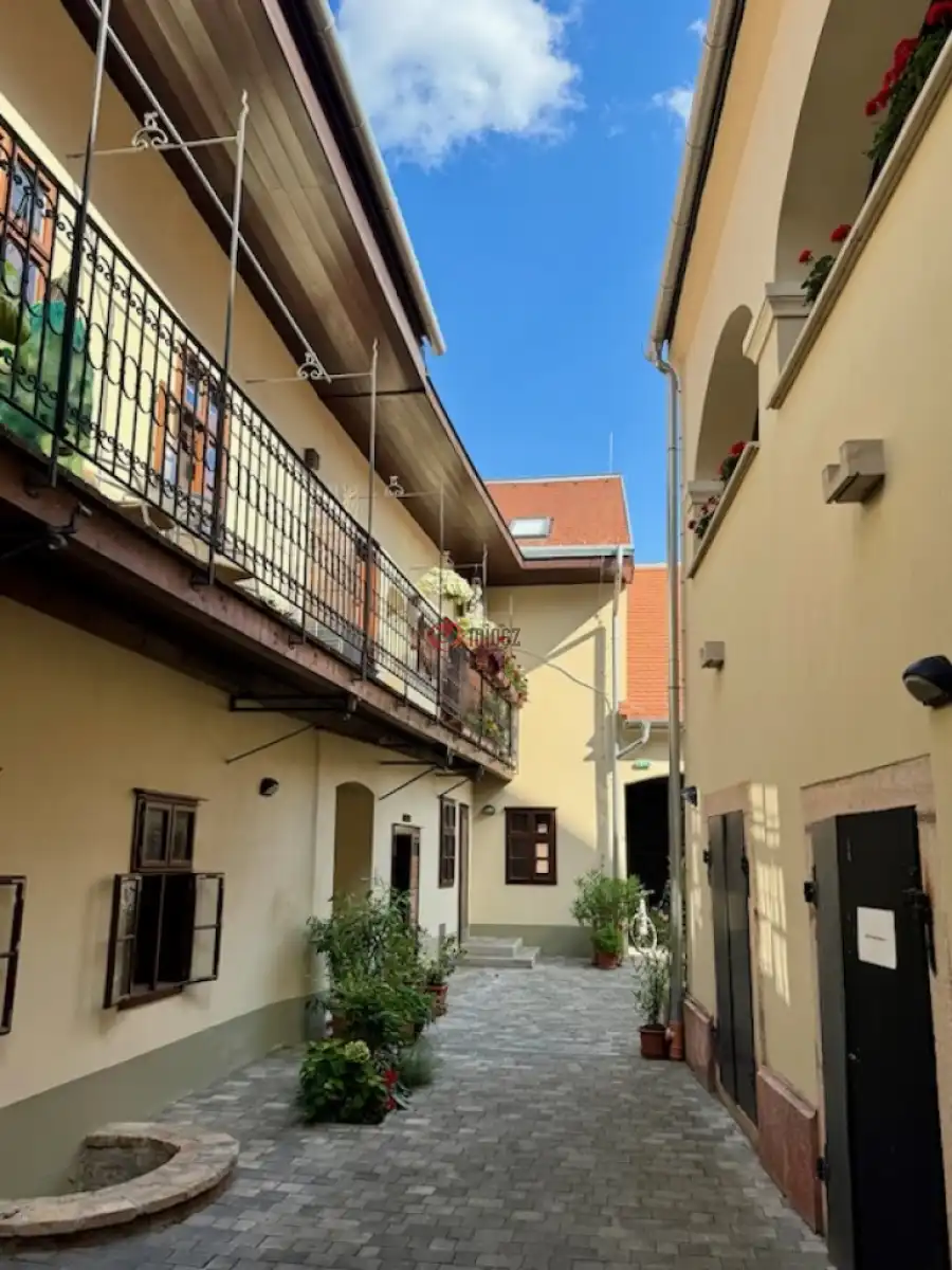 eladó újszerű téglalakás, Győr