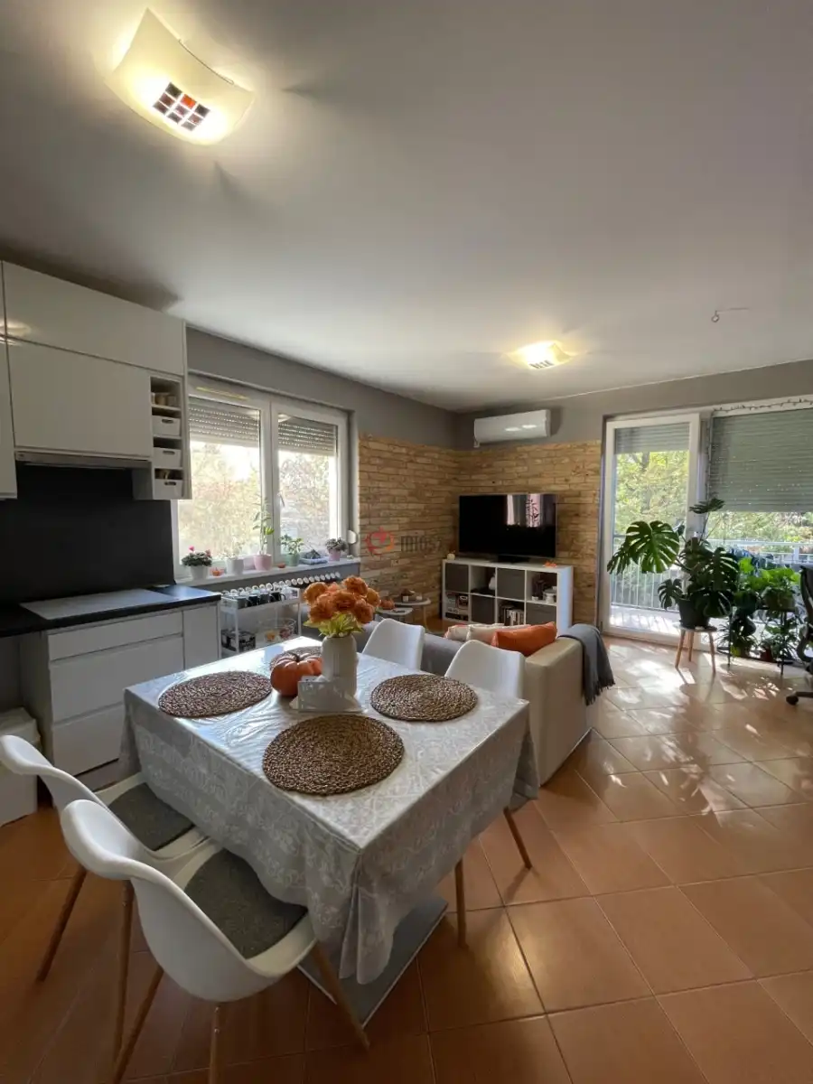 eladó újszerű téglalakás, Szeged