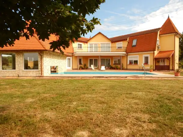 Eladó vendéglátás, Kaposvár 750 m² 298 M Ft