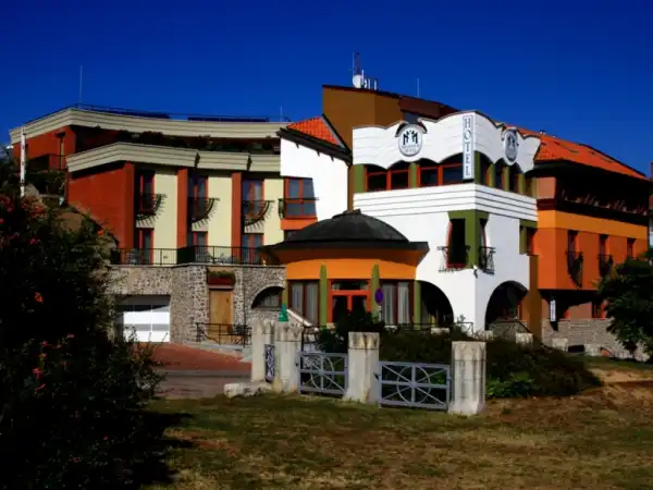 Eladó vendéglátás, Pécs 2200 m² 1100 M Ft