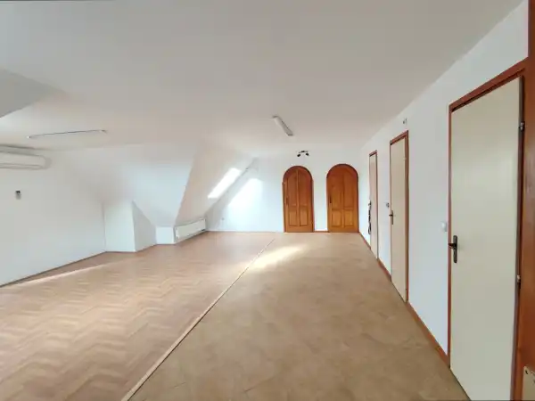 Kiadó iroda, Veszprém 4 szoba 150 m² 220 E Ft/hó
